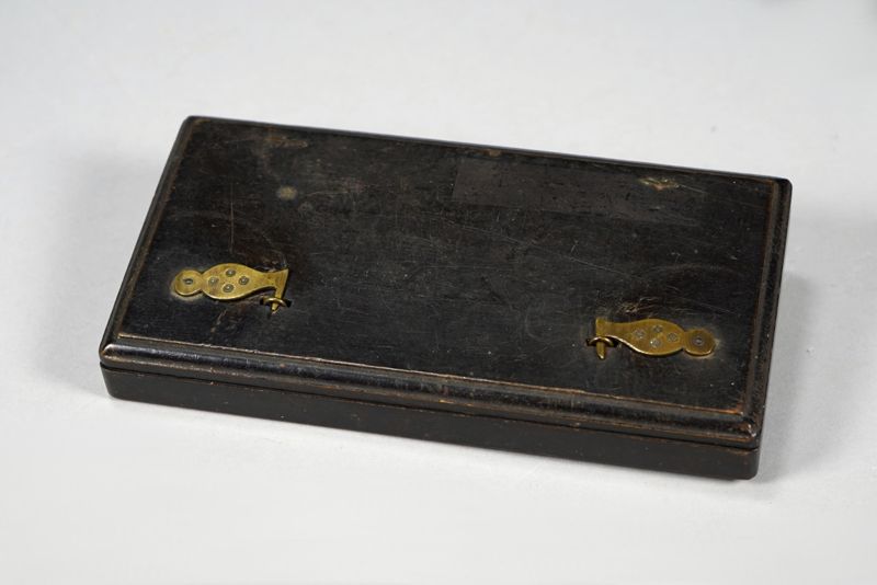 Waage, Münzwaage mit Gewichten für verschiedene Münzen und Währungen in Holzetui