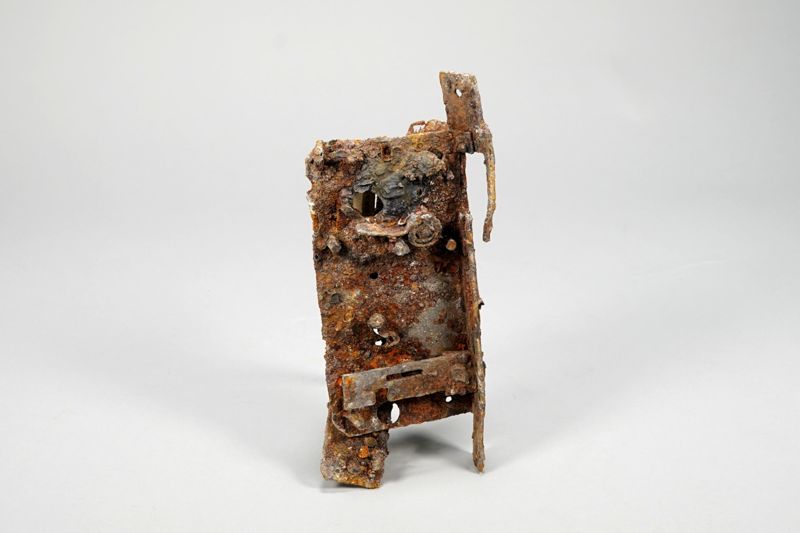 Türschloss-Fragment mit abgebrochenem Schlüssel, Hofpostamt Berlin, Königstraße 60, Schaden im 2. Weltkrieg