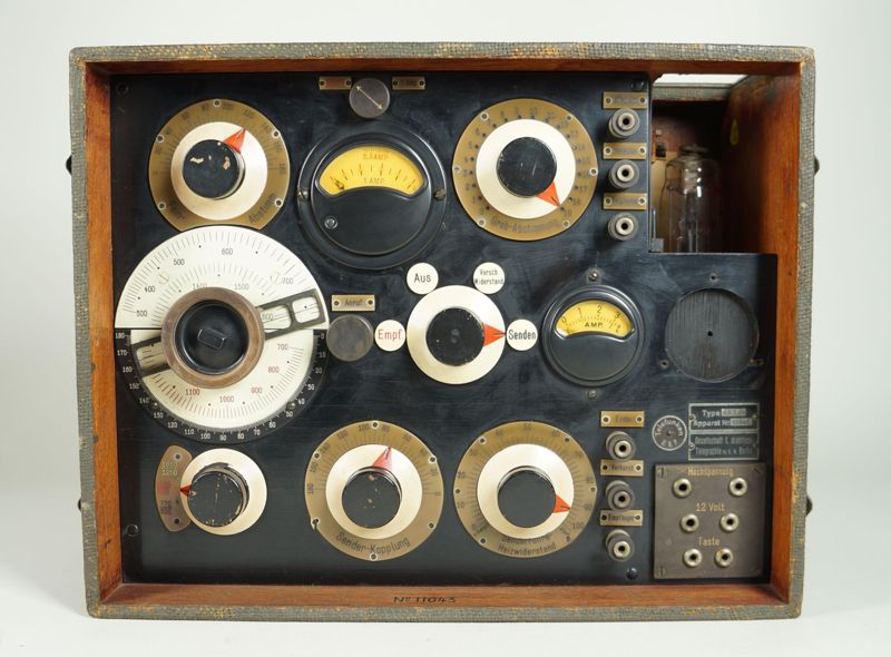 Sender für Funktelegraphie Typ ARS 69 mit Röhre SH 6913