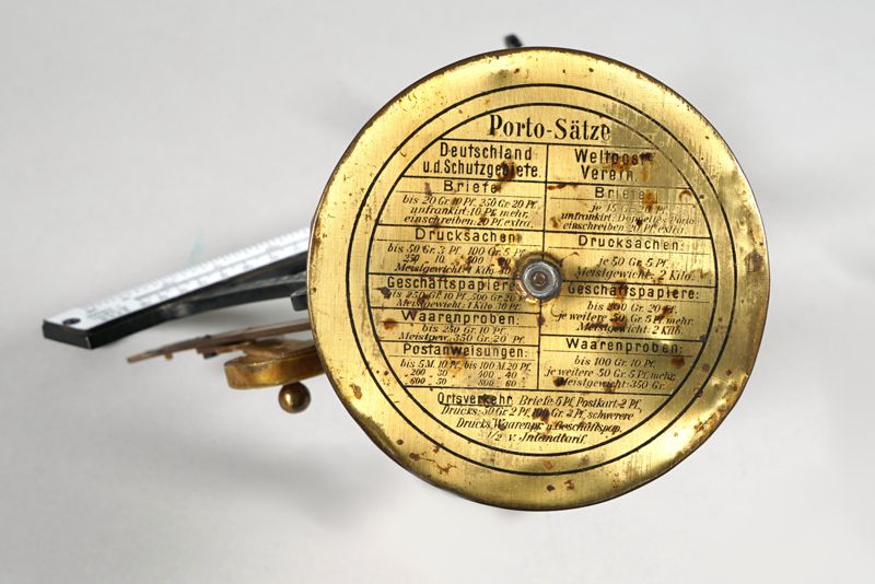 Waage, Briefwaage, Hebelbriefwaage, bis 500 g, Portosätze für Deutschland u.d. Schutzgebiete und Weltpostverein auf Wiegeteller