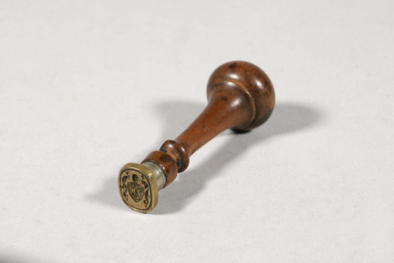 Petschaft (Handstempel zum Siegeln), mit helmbekröntem Wappenschild