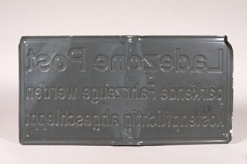 Schild mit der Aufschrift Ladezone Post, verwendet von der Deutschen Bundespost