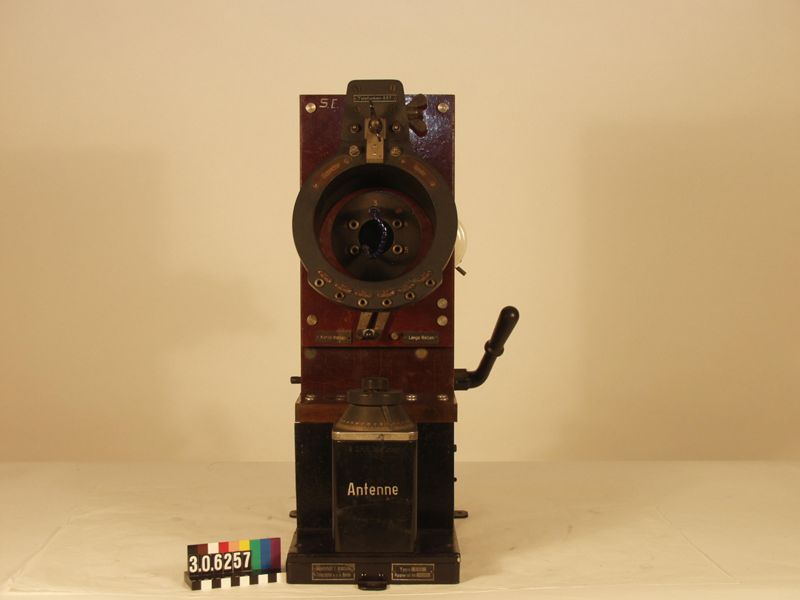 Detektorempfänger Type E 5b mit Drehkondensator, Detektorspule, Antennenabstimmspule und Antennenumschalter