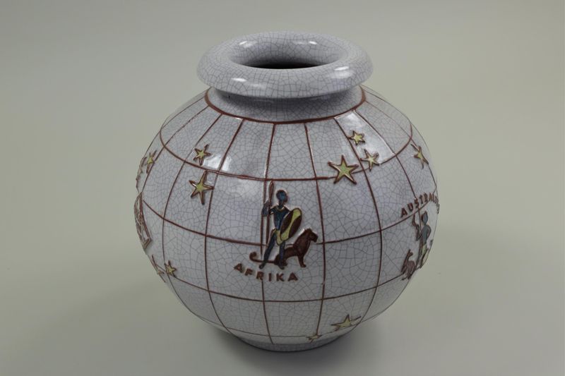 weltkugelförmige Vase mit allegorischer Darstellung der Erdteile als Werbung für Telefunken