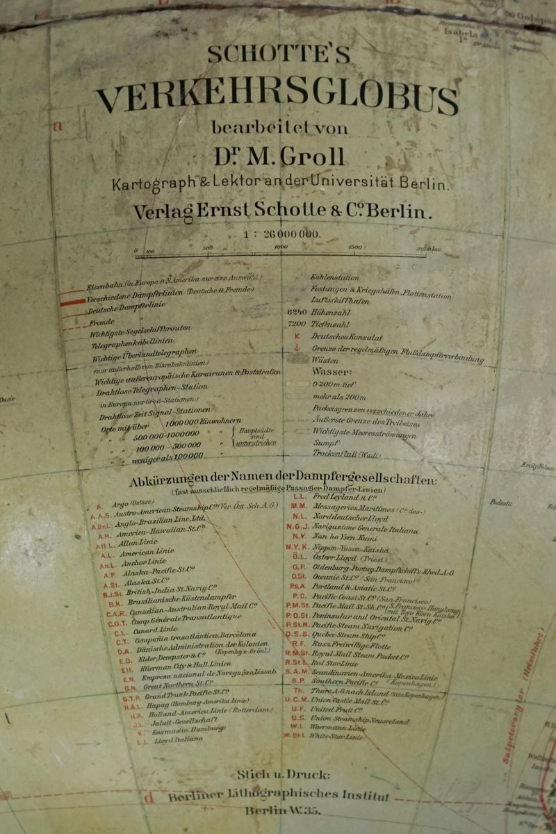 Erdglobus mit weltweiten Verkehrslinien, Luftschiffhäfen, Zeit-Signal-Stationen, deutschen Konsulaten etc.