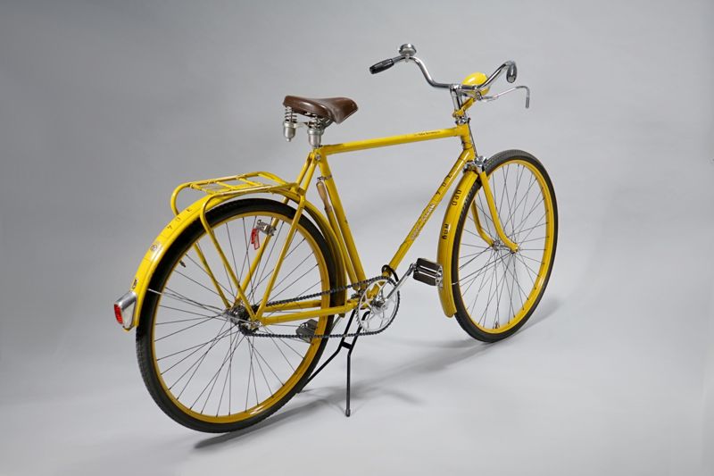 Herrenfahrrad der Deutschen Bundespost aus dem Bereich der Oberpostdirektion Nürnberg mit Werkzeugtasche und Luftpumpe