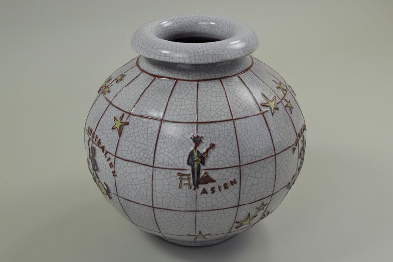 weltkugelförmige Vase mit allegorischer Darstellung der Erdteile als Werbung für Telefunken