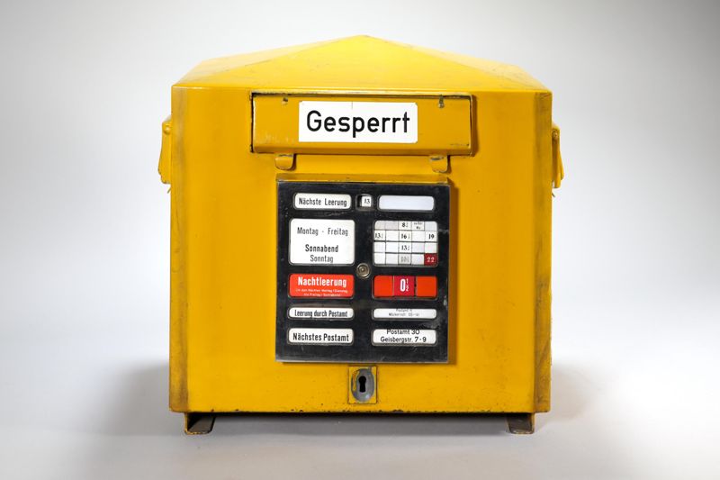 Briefkasten, Stadtbriefkasten EB 4 mit Nachtleerung der Deutschen Bundespost im Einsatz beim Postamt Berlin 30, Geisbergstraße 7-9