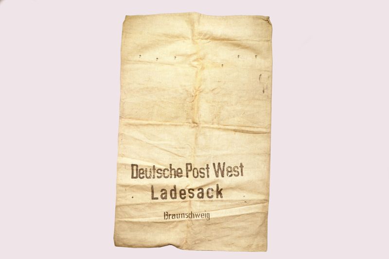 Postbeutel, Ladersack der Deutschen Post in Braunschweig mit Lederschließe, für Bahnpostdienst und Kraftpostdienst