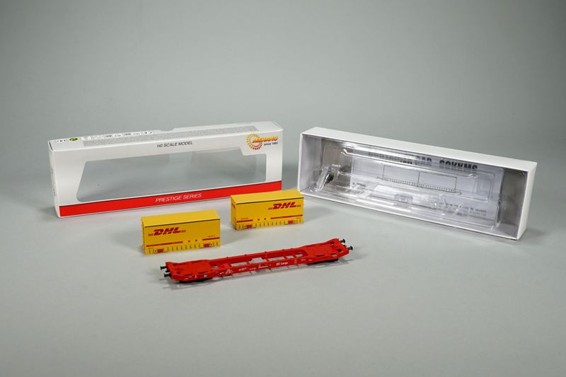 Spielzeug-Eisenbahn-Niederbordwagen mit zwei LKW-Wechselbrücken von DHL