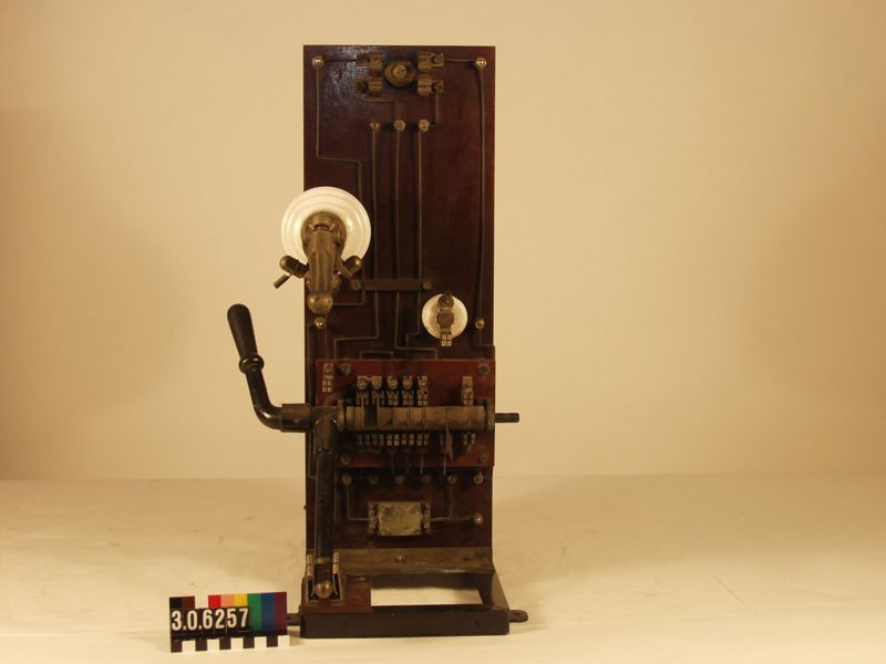 Detektorempfänger Type E 5b mit Drehkondensator, Detektorspule, Antennenabstimmspule und Antennenumschalter