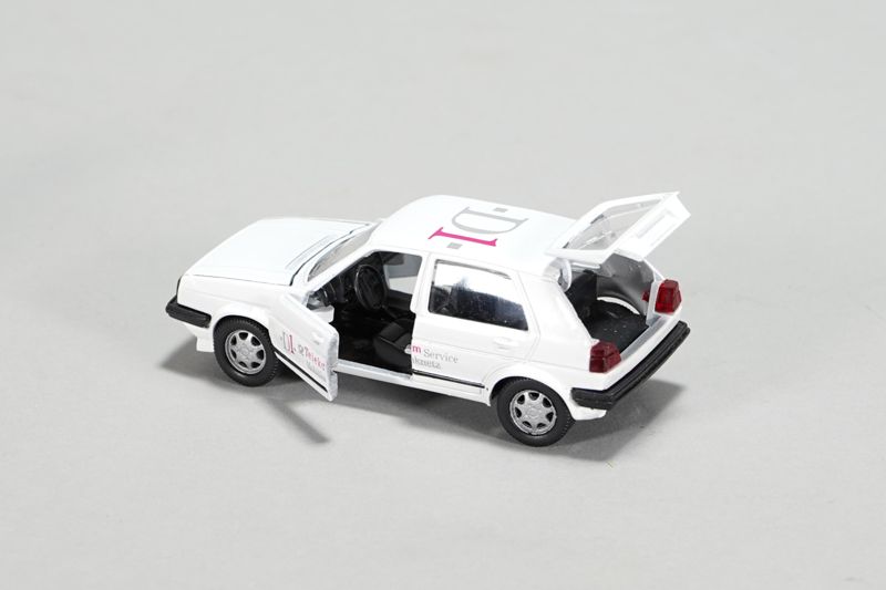 Modell Volkswagen (VW) Golf der Deutschen Telekom mit Originalverpackung