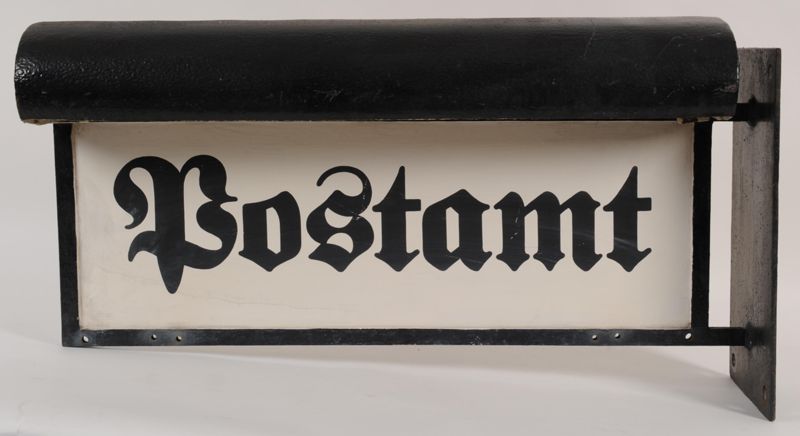 Schild /Wandausleger Postamt in Frakturschrift, beleuchtet, als Außenkennzeichnung der Deutschen Reichspost