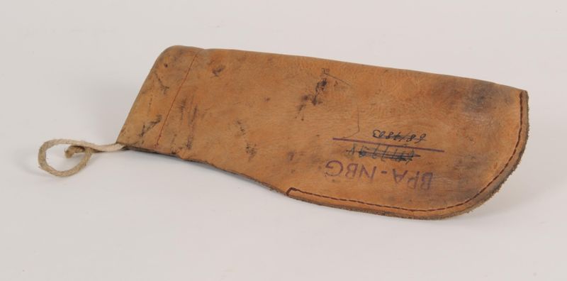 Ledertasche für Plombenzange beim Bahnpostamt (BPA) Nürnberg der Deutschen Bundespost