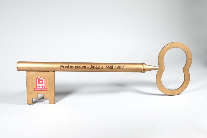 Goldener Schlüssel zur Übergabe des neuen Museumsanbaues des Postmuseums der DDR 1987 anläßlich der 750 Jahrfeier Berlins