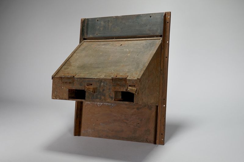 Wertzeichengeber, Wandeinbau Modell Abel mit Emaille-Schildern Briefmarken-Automat