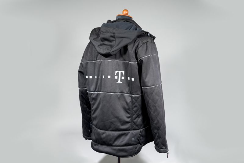 Unternehmensbekleidung der Deutschen Telekom AG, Winterjacke mit Kapuze