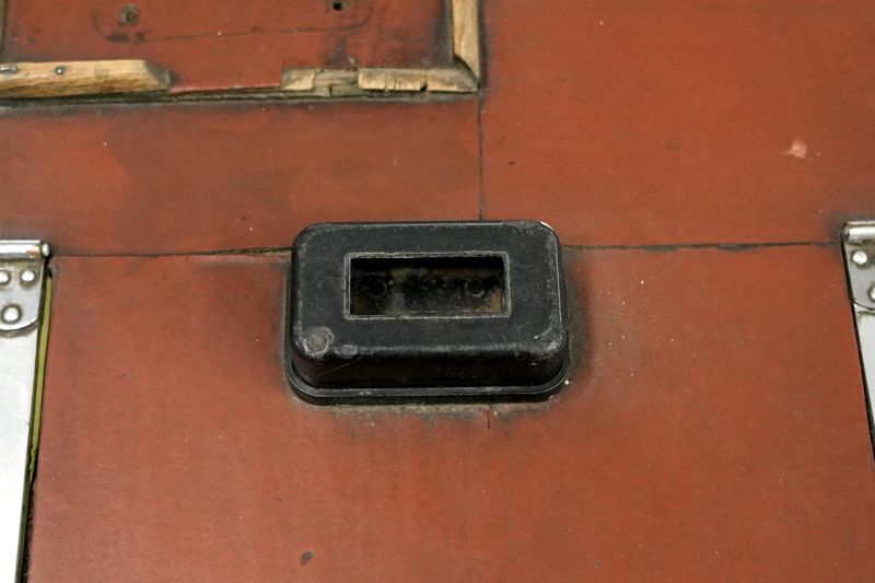 Tisch, Kundenschreibtisch, darauf Stiftablage mit Aschenbecher, Formular-Umrandungen und Briefmarkenanfeuchter, Postamt Tharandt (Sachsen), Deutsche Reichspost und Deutsche Post der DDR