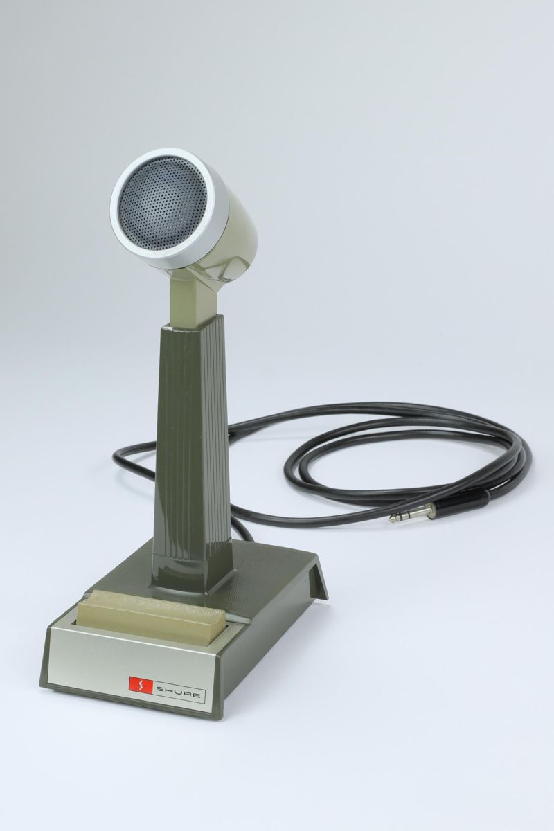 Amateurfunkstation (KW) mit Tischmikrophon Shure 444