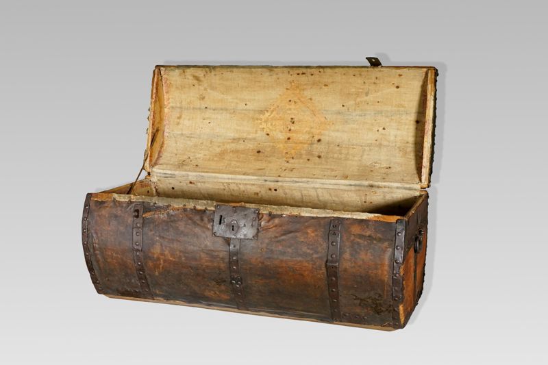 Reisetruhe aus Holz mit Eisenbeschlägen, Schloss und fragmentarischem Lederbezug