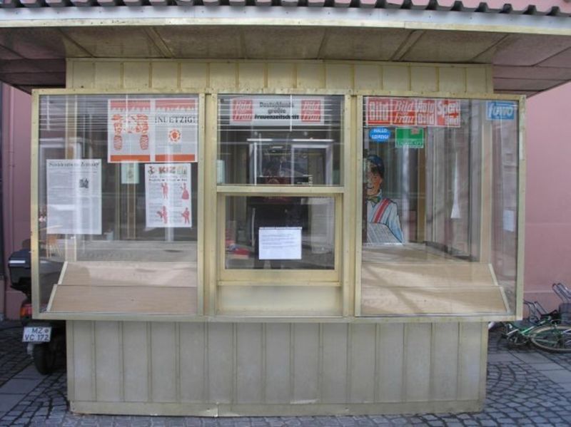 Zeitungskiosk vom Typ K 600 des Postzeitungsvertriebs der Deutschen Post der DDR