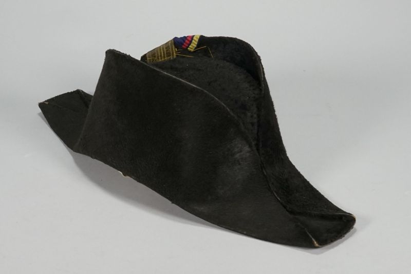 Uniform, Mecklenburg-Schwerin (?), Zweispitz-Hut zur Galauniform eines Postmeisters, mit (altem) kaiserlichen Wappenknopf