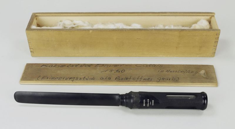 Brieföffner mit eingelegtem Kabelstück des Unterseekabels Dover-Calais von 1850, als Erinnerungsgabe der Welttelegrafenkonferenz in London 1903