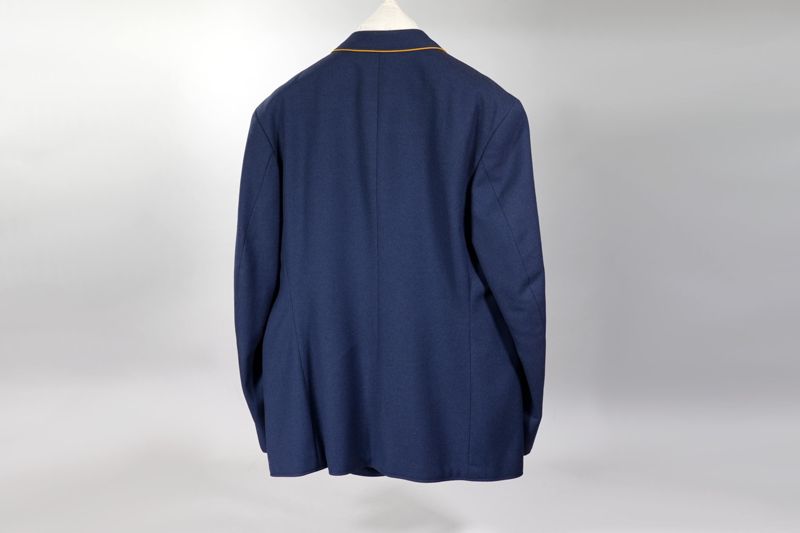Jacke der Postmusik Stuttgart der Deutschen Bundespost mit Ärmelaufnäher PMV und grauer Hose