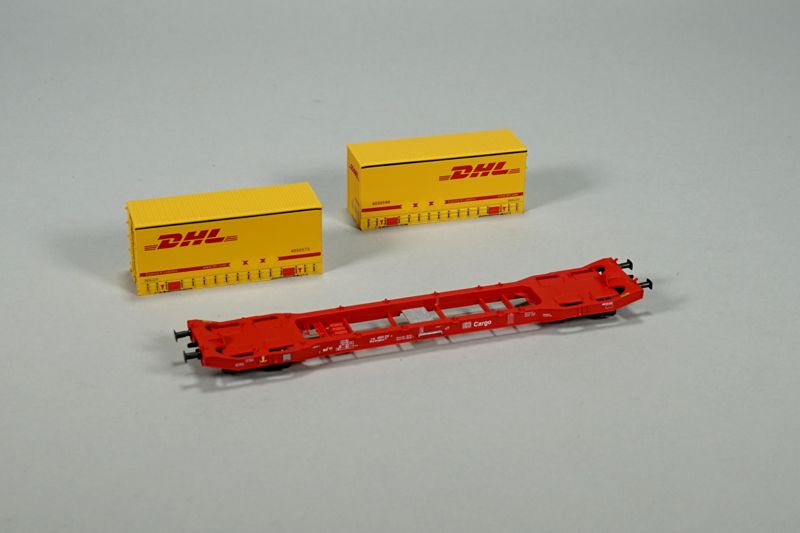 Spielzeug-Eisenbahn-Niederbordwagen mit zwei LKW-Wechselbrücken von DHL