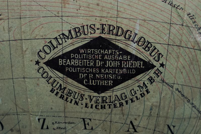 Politischer Erdglobus mit den Linien des Weltverkehrs, mit Zeppelin-Route sowie Angaben zu Bodenschätzen und Anbaugebieten
