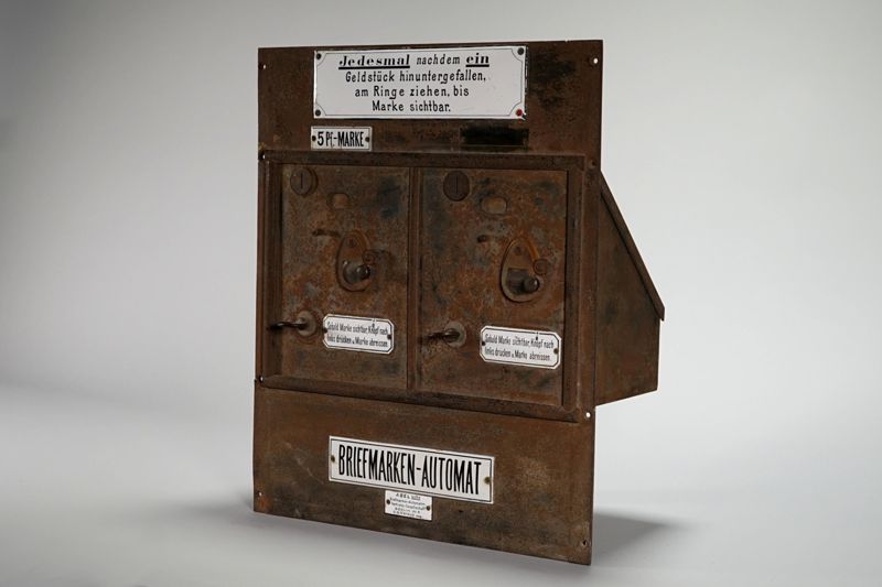 Wertzeichengeber, Wandeinbau Modell Abel mit Emaille-Schildern Briefmarken-Automat