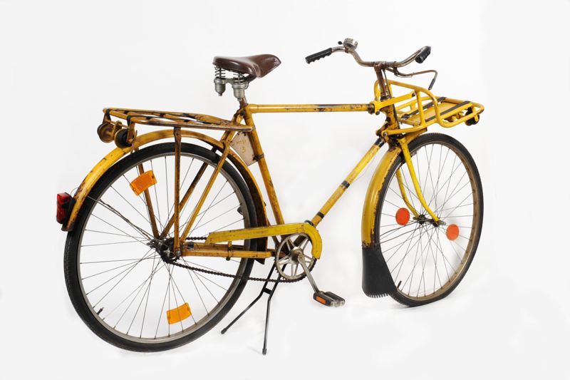 Herrenfahrrad für Einsatzkräfte der Instandhaltungstechnik der Deutschen Bundespost mit zwei Gepäckträgern