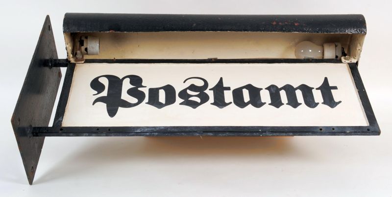Schild /Wandausleger Postamt in Frakturschrift, beleuchtet, als Außenkennzeichnung der Deutschen Reichspost