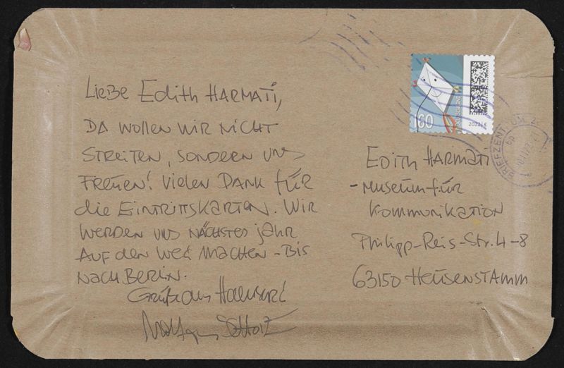 Pappteller als Mail Art-Postkarte Weil wir nicht anders können