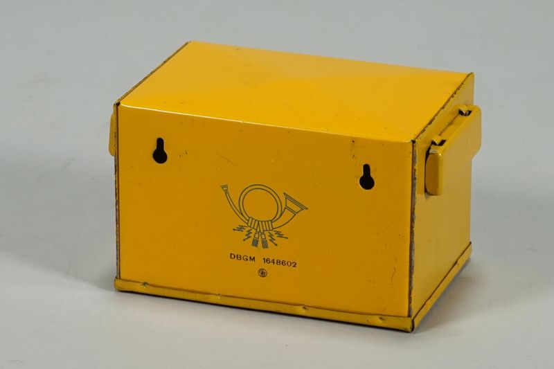 Spardose in Form eines Briefkastens Postsparkasse der Deutsche Bundespost mit Geldmünzen verschiedener Währungen