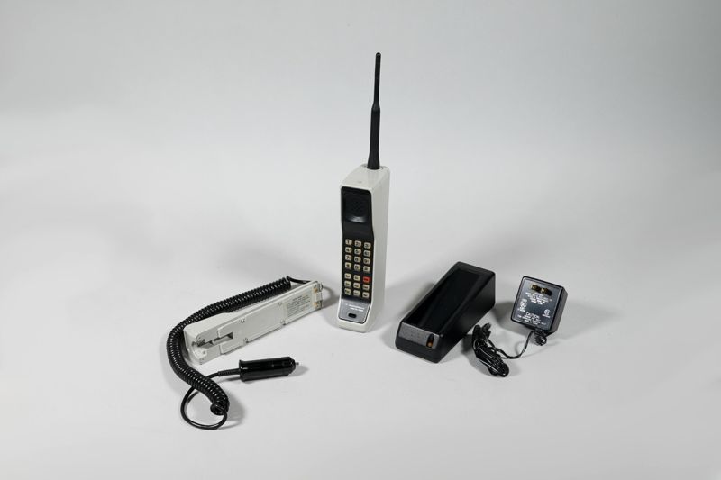 Mobiltelefon Motorola DynaTAC 8000X (US-Version) mit Tischladestation
