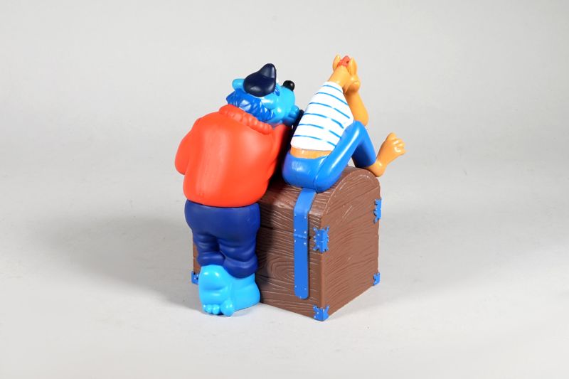 Spardose der Postbank in Form einer Schatztruhe mit Käptn Blaubär und Hein Blöd