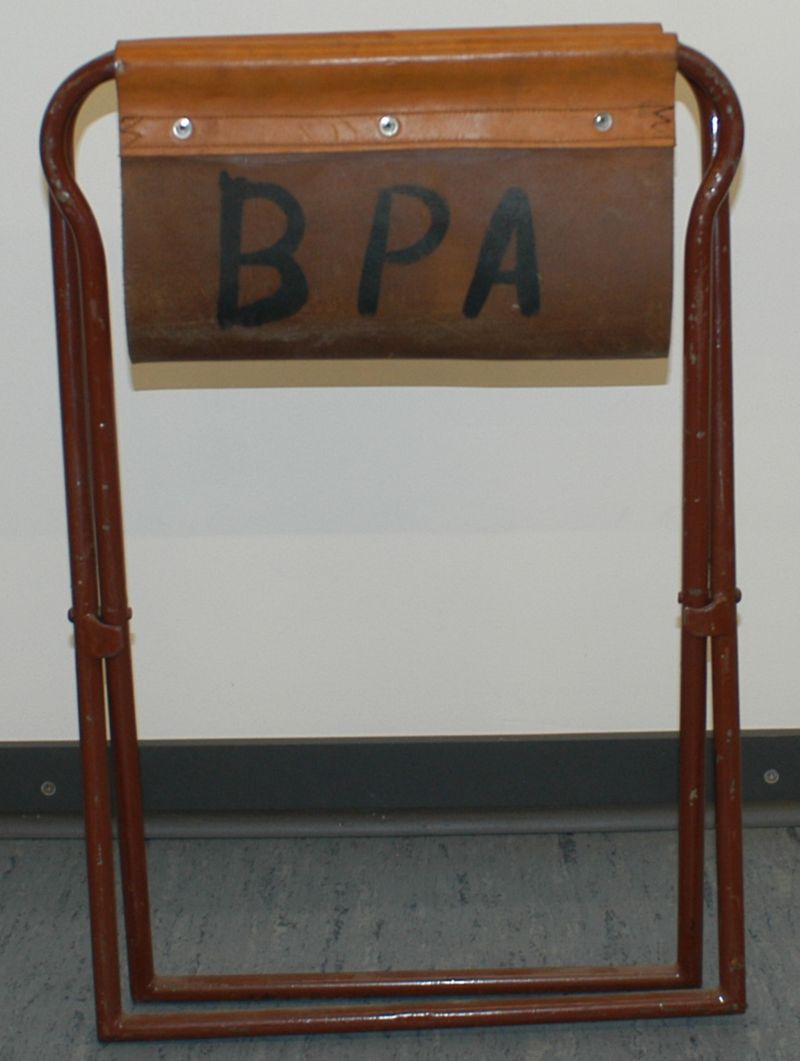 Bahnpostwagen-Zubehör, Stuhl, Klappstuhl mit Lederbespannung, Bahnpostamt München, Deutsche Bundespost