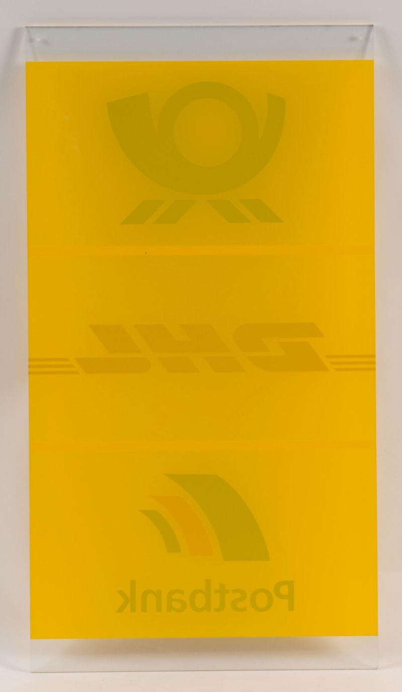 Schild von Deutsche Post AG, DHL und Postbank