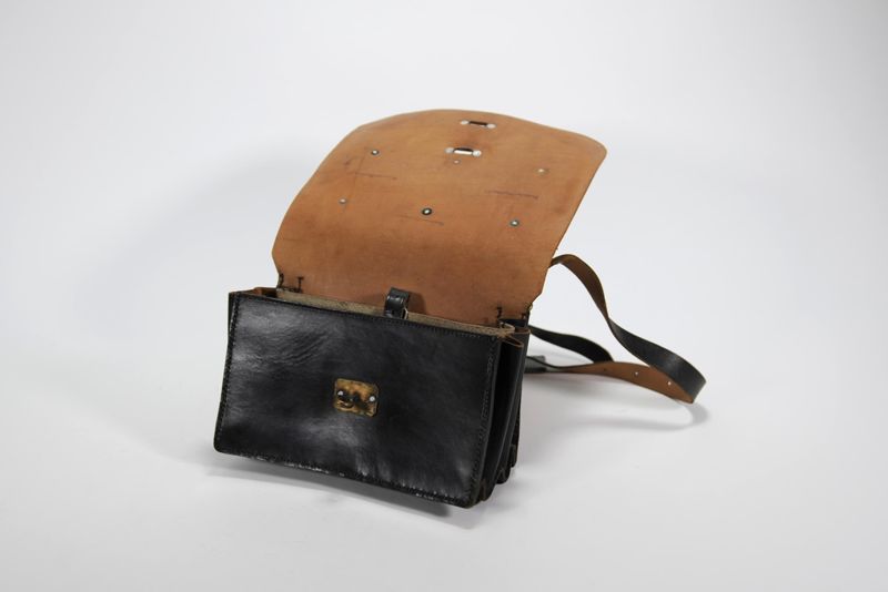 Tasche, mit Plakette Zu Ehren des Geburtstages unserer Republik übergibt die Belegschaft des Hauptpostamtes Magdeburg C 1 die Tasche der Guten Taten , Deutsche Post der DDR