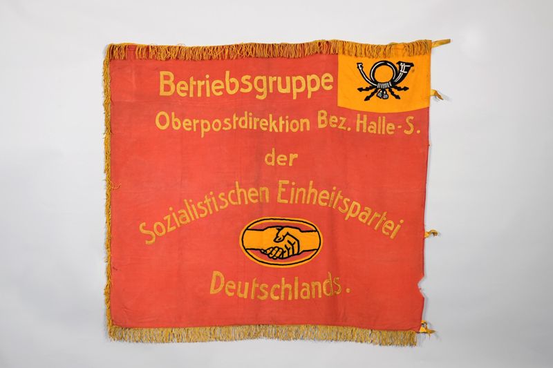 Fahne der Betriebsgruppe der Sozialistischen Einheitspartei Deutschlands (SED) bei der Oberpostdirektion Halle/Saale
