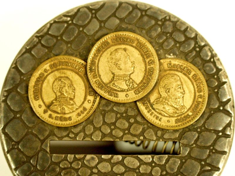 Spardose zum Drei-Kaiser-Jahr 1888 mit aufgesetzten Medaillen für Wilhelm I., Friedrich III. und Wilhelm II.