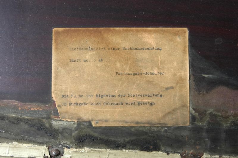 Postschließfachanlage mit Schild Verteilt auf Klappe, verwendet im Postamt Glauchau (Sachsen), Leipziger Str. 62, Kaiserliche Reichspost