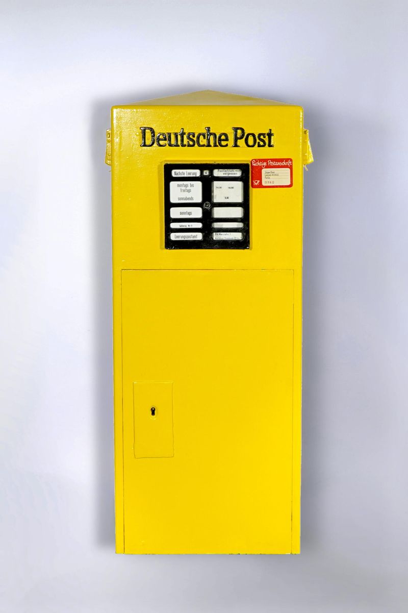 Briefkasten Form A, Standbriefkasten, Säulenbriefkasten, Berlin-Marzahn, Deutsche Post der DDR, mit Aufkleber Richtige Postanschrift