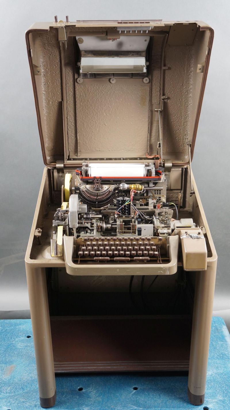 Fernschreiber T 100 im Metallstandgehäuse T.gh.195a