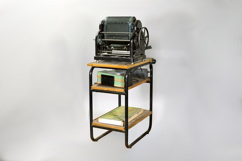 Vervielfältiger (elektrisch), Rotationsvervielfältiger Marke Roto mit Zubehör, dazu Untergestell Tischchen und e-Motor, sowie Schablonen, Ersatzteile