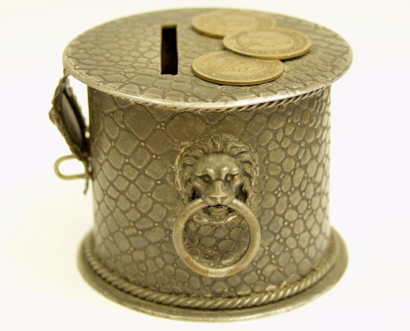 Spardose zum Drei-Kaiser-Jahr 1888 mit aufgesetzten Medaillen für Wilhelm I., Friedrich III. und Wilhelm II.