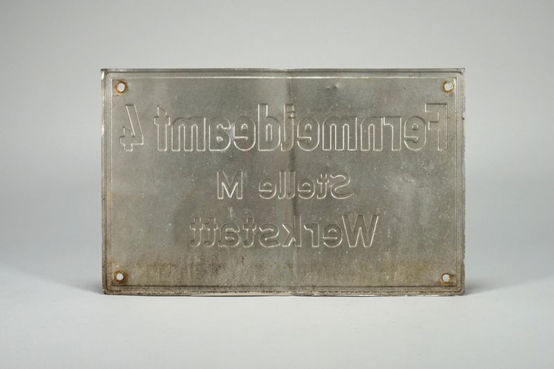 Schild, Fernmeldeamt 4 (ehemals Reichspostzentralamt), Stelle M (Maschinentechnik) Werkstatt, Berlin-Tempelhof, Deutsche Bundespost