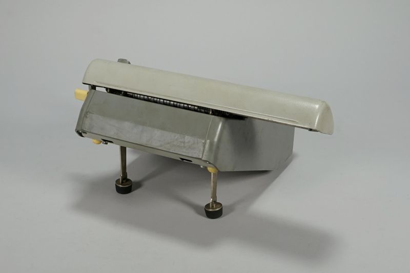 Rechenmaschine, Nisa K2, verwendet beim Zeitungsvertriebsamt (ZVA) Berlin (Ost) der Deutschen Post der DDR