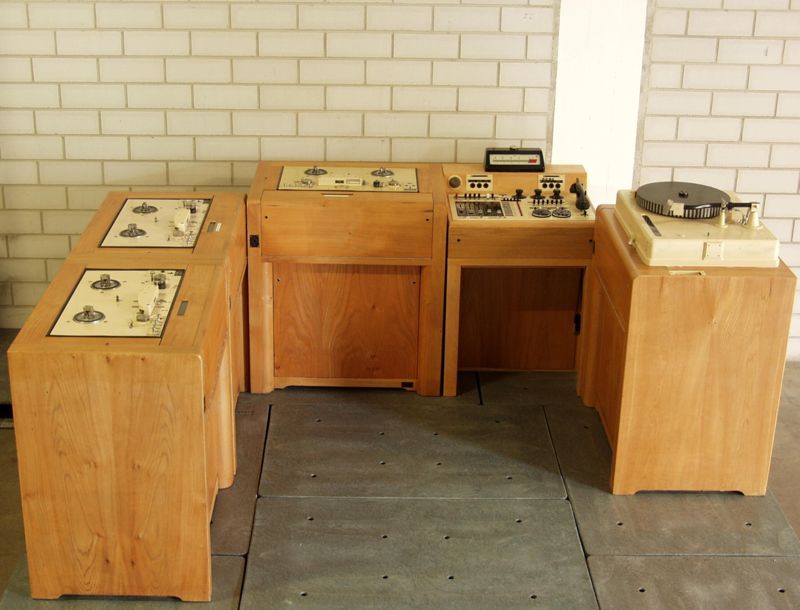 Arbeitsplatz aus einem Rundfunkstudio mit drei Studio-Tonbandmaschinen R 28c, einem Mischpult Z 19 und einem Schallplattenspieler R 32a
